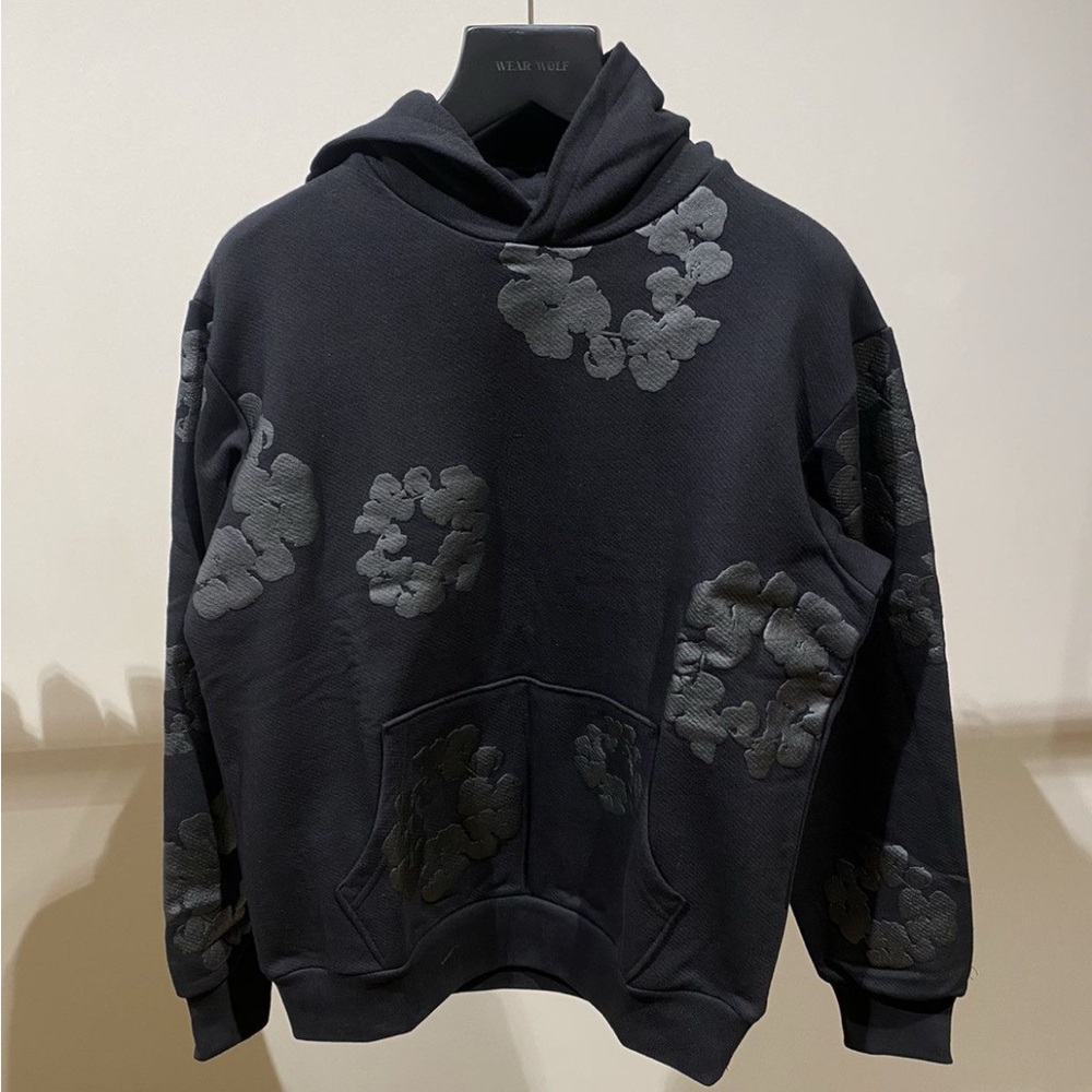 Denim Tears Cotton Wreath Hoodie
Black monochrome